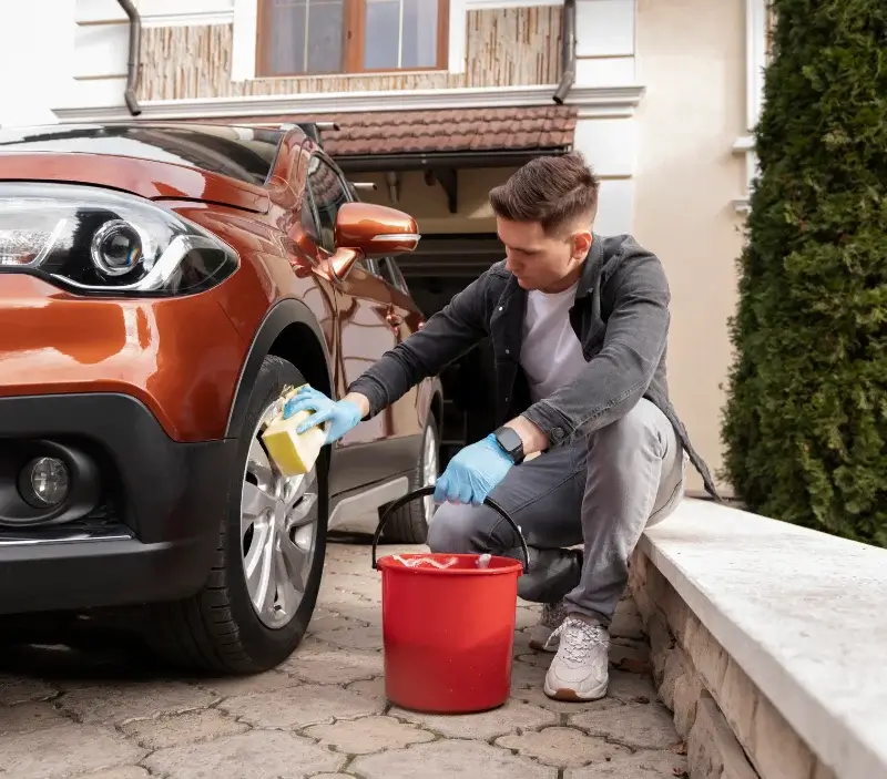 Lavage auto à domicile Le Gué-d'Alleré : professionnel intervenant sur un véhicule